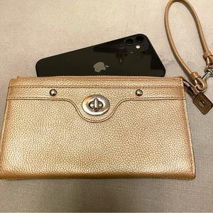 NWT COACH Pebbled Leather Turn Lock Wristlet / Wallet
